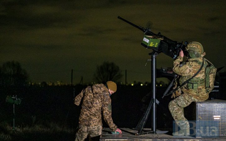 Київ атакують ворожі безпілотники, працює ППО