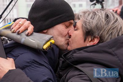«Доньці наснився сон, що тата обміняли»: рідні зустрічають військових з полону 