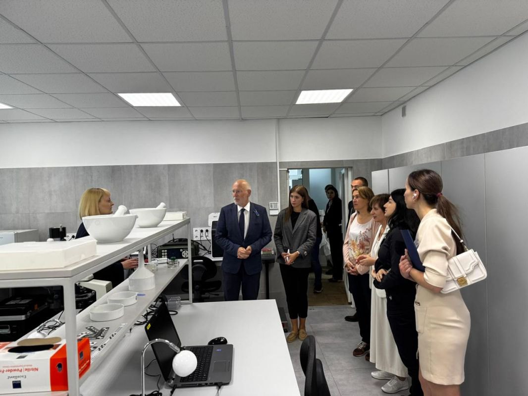  Офіс Генерального прокурора та Нідерланди здійснюють співпрацю у сфері криміналістики й документування воєнних злочинів. Міжнародні партнери наживо побачили роботу комплексної криміналістичної лабораторії JDEAL, обладнання для якої рік тому Україні передало Королівство Нідерландів у Національному науковому центрі «Інститут судових експертиз ім. засл. проф. М. С. Бокаріуса» Міністерства юстиції України.