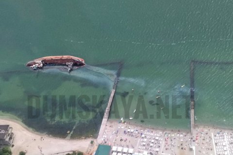 В Одесі біля танкера "DELFI" знову розлилися нафтопродукти