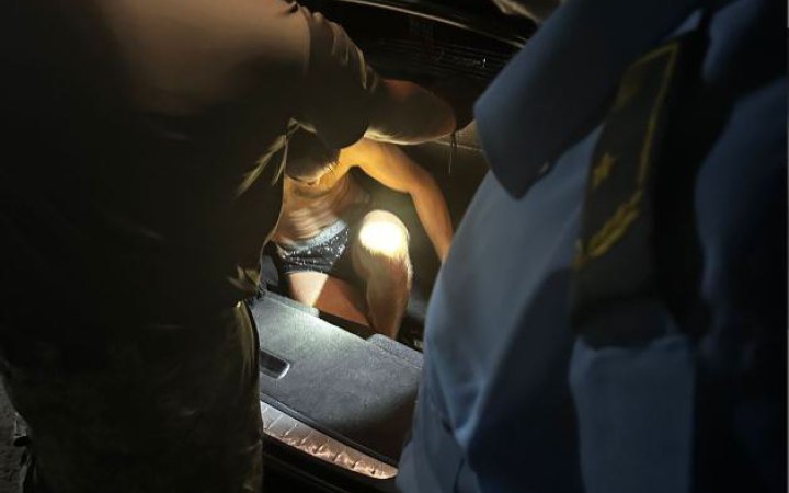 Громадянка Чехії намагалась вивезти українця за кордон у багажнику автомобіля