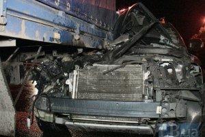 Ночью в Киеве внедорожник влетел под грузовик и протолкал его 50 метров