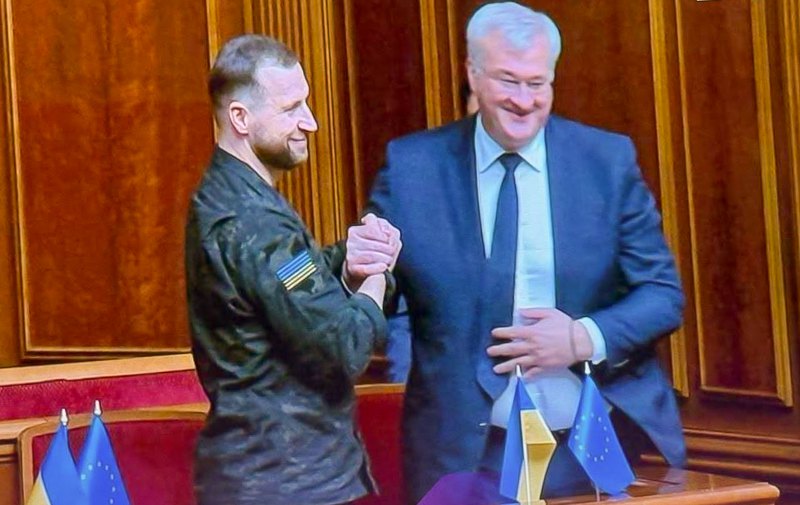міністр оборони Євгеній Хмара і зовнішніх справ Андрій Сибіга