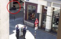 Полиция оцепила центр Брюсселя из-за человека в пальто с проводами