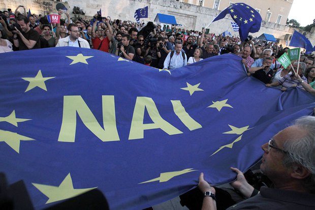 Прибічники Греції як частини єврозони на мітингу під парламентом в Афінах