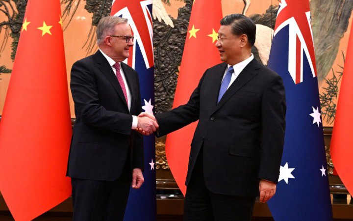 Прем'єр-міністр Австралії вперше за сім років прилетів у Пекін