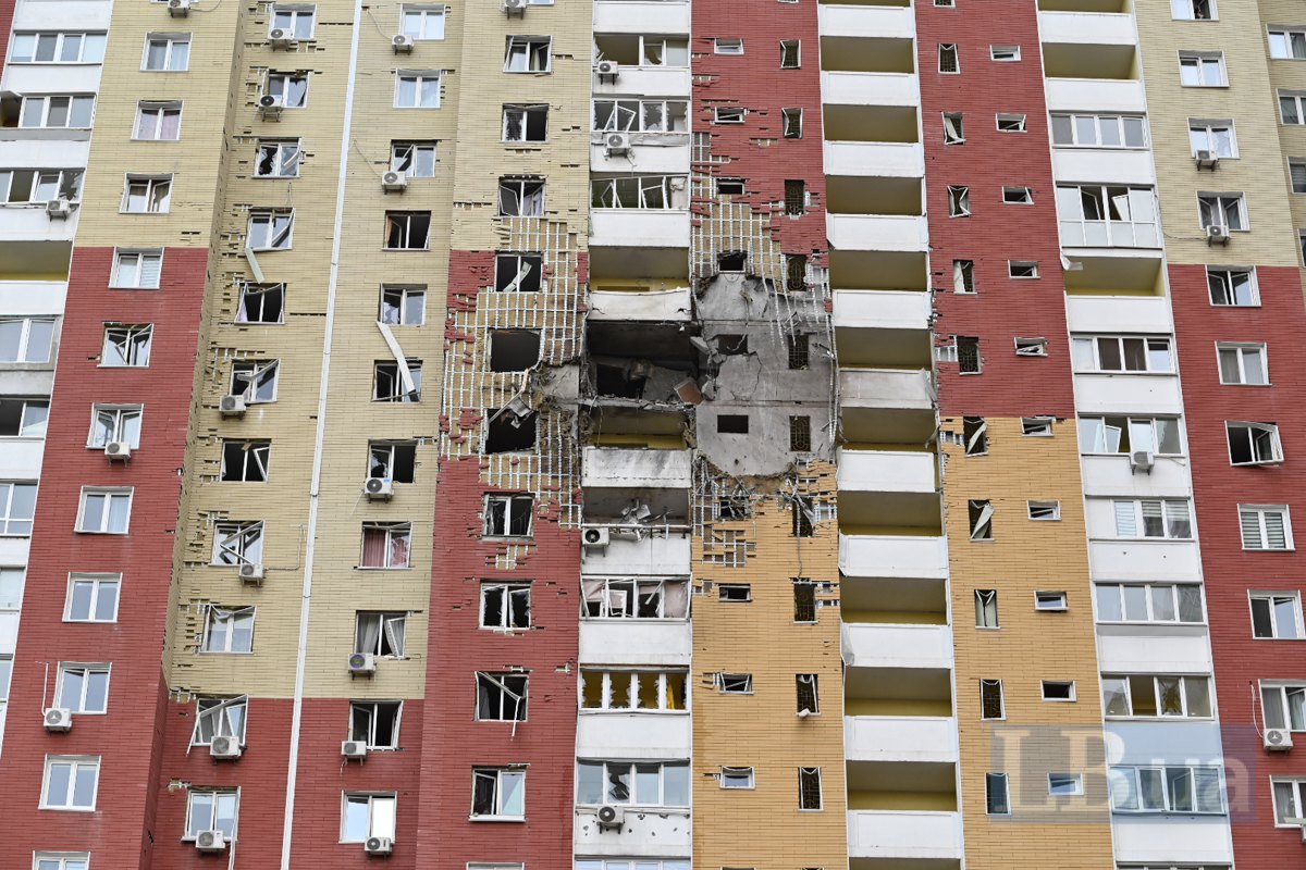 Наслідки влучання у багатоповерхвку у Подільському районі Києва, 16 квітня 2026