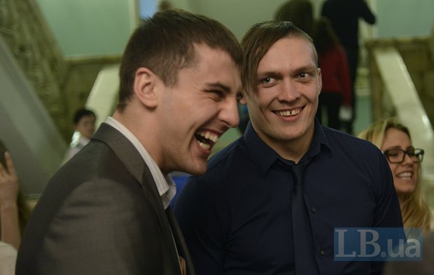 Александр Гвоздик (слева) на церемонии был вместе с партнером по команде Усиком