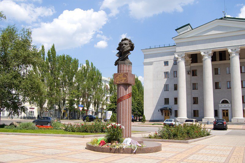Пам'ятник Пушкіну на бульварі Пушкіна в Донецьку