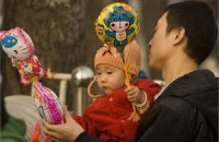 В Китае будут штрафовать женщин, родивших за рубежом второго ребенка