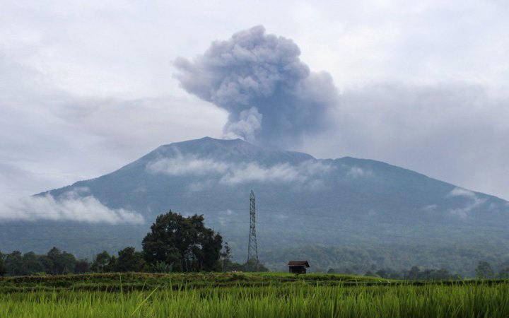 11 альпіністів загинули в Індонезії після виверження вулкана 