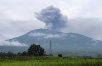 11 альпіністів загинули в Індонезії після виверження вулкана 