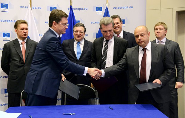 Министр энергетики РФ Александр Новак (слева на первом плане) жмет руку министру энергетики Украины Юрию Продану после
подписания газовых соглашений