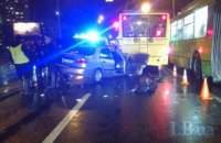 На Лісовому масиві в Києві автомобіль урізався в тролейбус, загинула людина