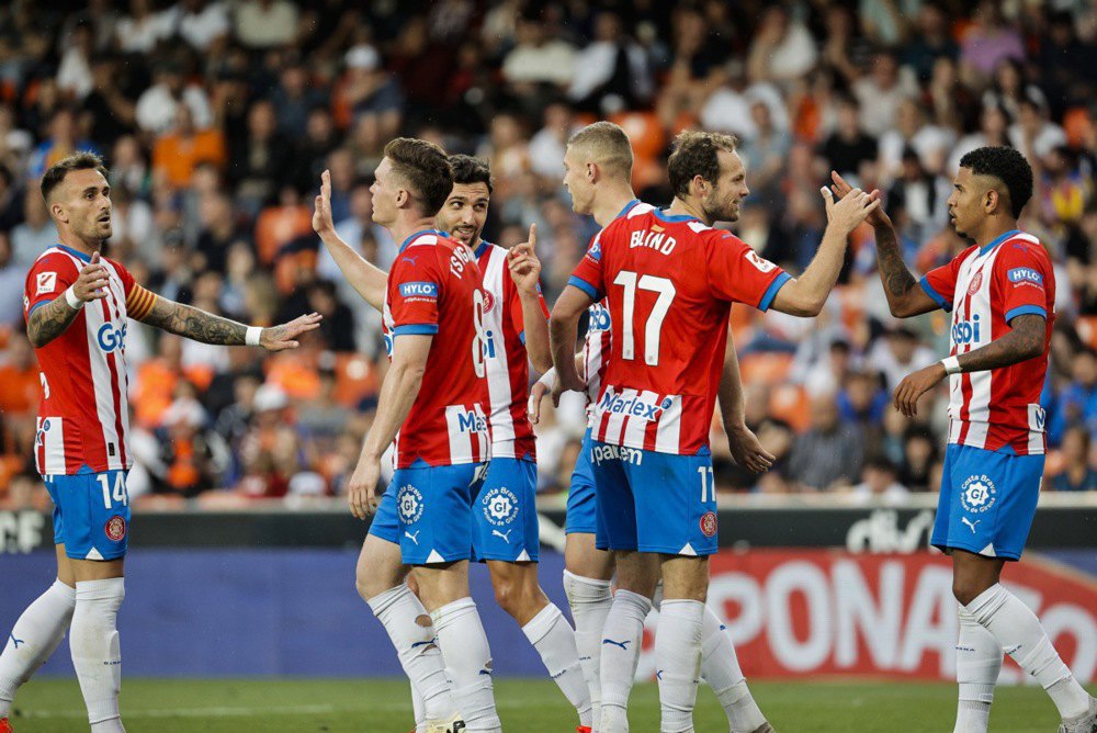 Гравці «Жирони» святкують перший гол у матчі Ла Ліги проти «Валенсії» на стадіоні «Месталья» у Валенсії, Іспанія, 19 травня 2024 року.
