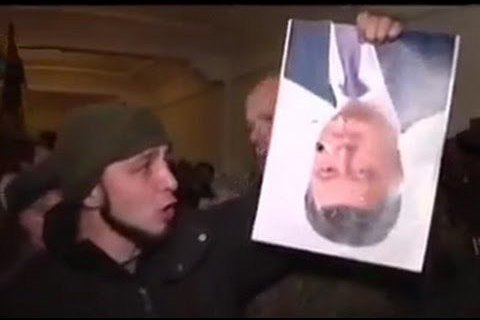 Захватчика винницкой ОГА, порвавшего портрет Порошенко, посадили на 4,5 года