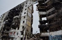 Фоторепортаж з Бородянки: зруйновані будинки, розбита військова техніка, розстріляний Тарас Шевченко