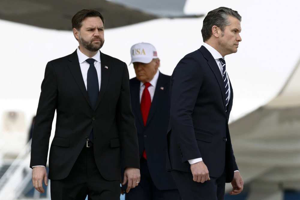 Президент США Дональд Трамп, віцепрезидент Джей Ді Венс та міністр оборони США Піт Хегсет прибувають для участі в церемонії зустрічі тіл шести загиблих американських військовослужбовців на авіабазу Довер, штат Делавер, 7 березня 2026 року