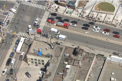 Фургон сбил около десяти пешеходов в Торонто и сбежал