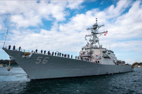 Россия "угрожала протаранить" эсминец США в Японском море