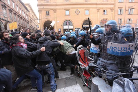 В Италии на антифашистском митинге полиция применила водометы и слезоточивый газ