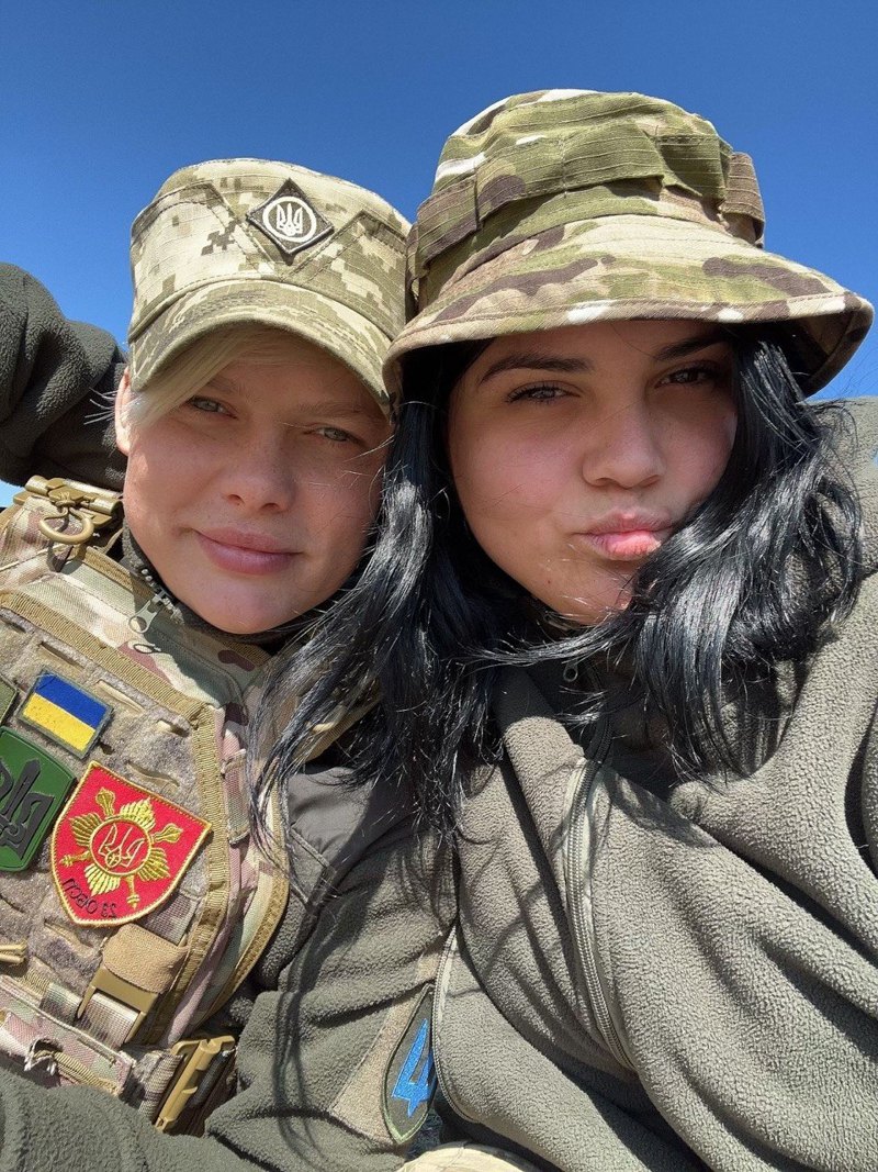 Ліля і Хомʼяк (праворуч)