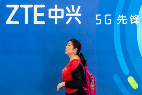 Байден подписал закон о новых ограничениях против китайских Huawei и ZTE