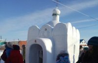У Росії безробітний побудував храм зі снігу