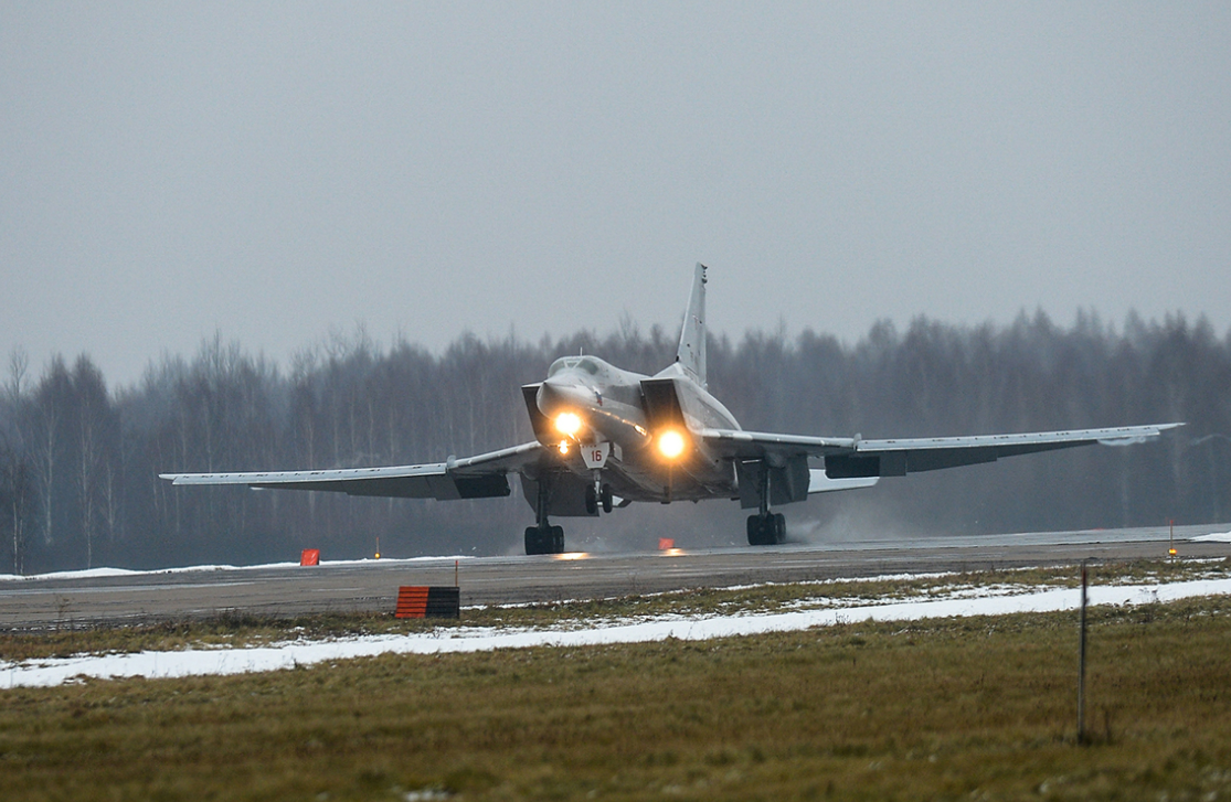 Російський Ту-22 в аеропорту «Шайковка»