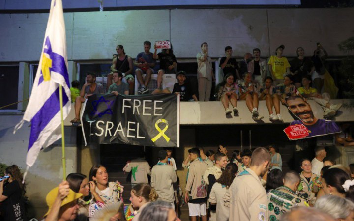 Десятки тисяч демонстрантів закликали в Тель-Авіві до припинення війни у Смузі Гази і звільнення заручників