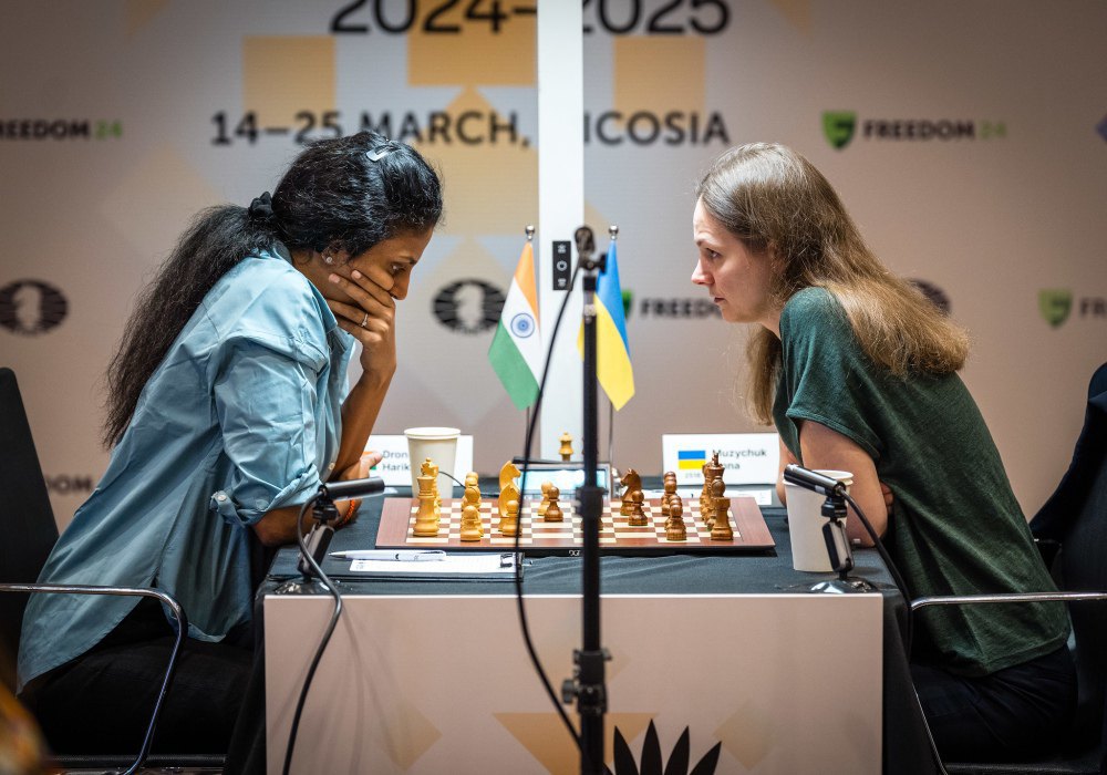 Анна Музичук (праворуч) під час шахової партії