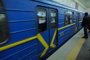 На станції метро "Театральна" чоловік загинув під колесами поїзда