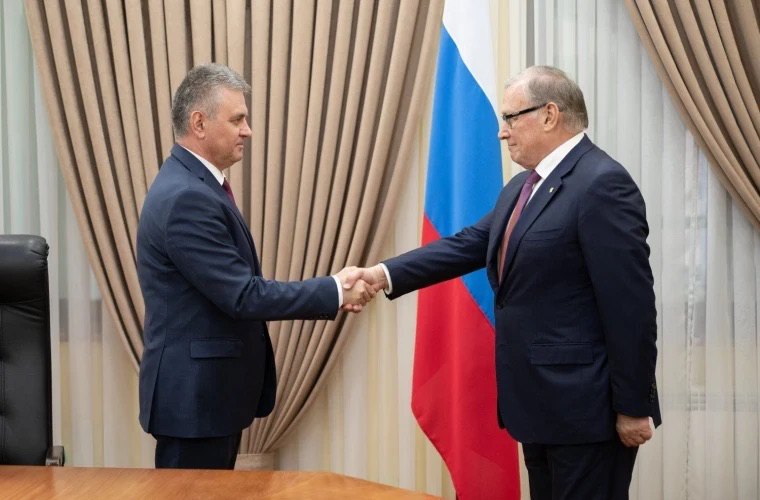 Лідер самопроголошеної ПМР Вадим Красносельський і посол РФ у Республіці Молдова Олег Озеров під час зустрічі 13 травня 2026 р.