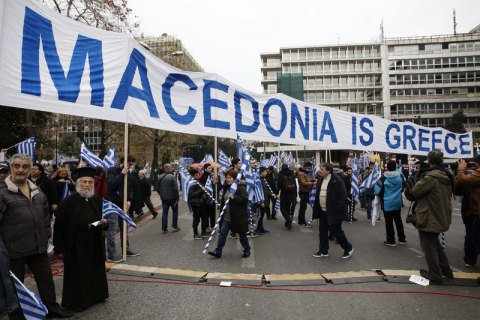 В Македонии начали сносить памятники ради примирения с Грецией