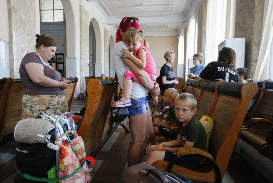 Сім'ї з Миколаєва прибули на залізничний вокзал Одеси, 2 червня 2022 року.