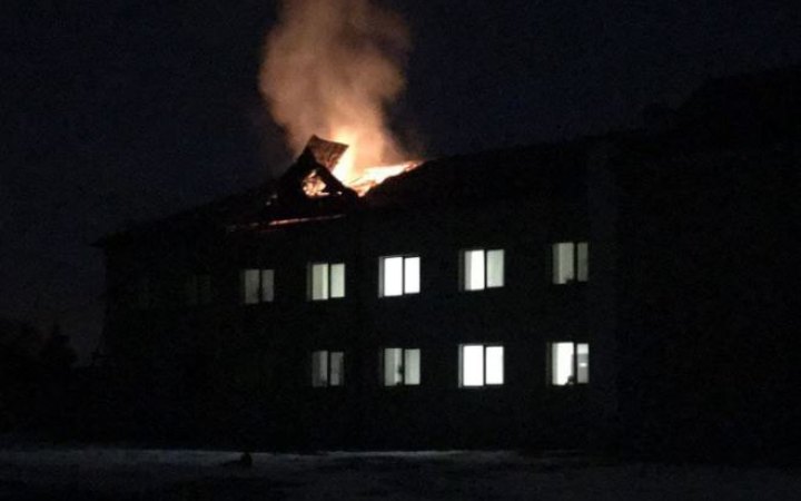 Внаслідок російського обстрілу у Вовчанську загорілась поліклініка