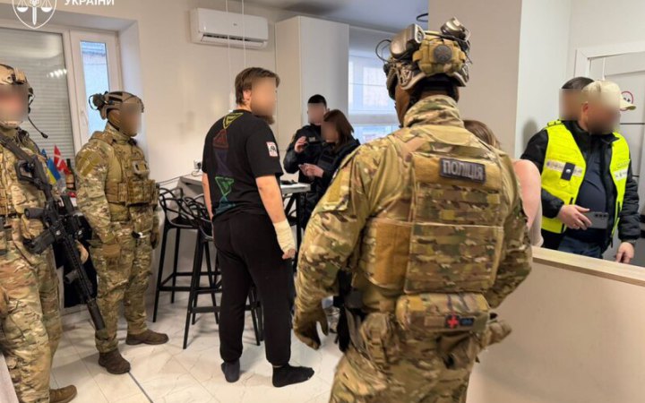 Операція “Scammer”: Україна та Латвія викрили шахрайський кол-центр, який виманив у людей 300 тис. євро 