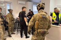 Операція “Scammer”: Україна та Латвія викрили шахрайський кол-центр, який виманив у людей 300 тис. євро 