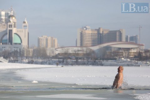 Несмотря на карантин и морозы, киевляне купались в крещенской воде