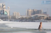 Несмотря на карантин и морозы, киевляне купались в крещенской воде