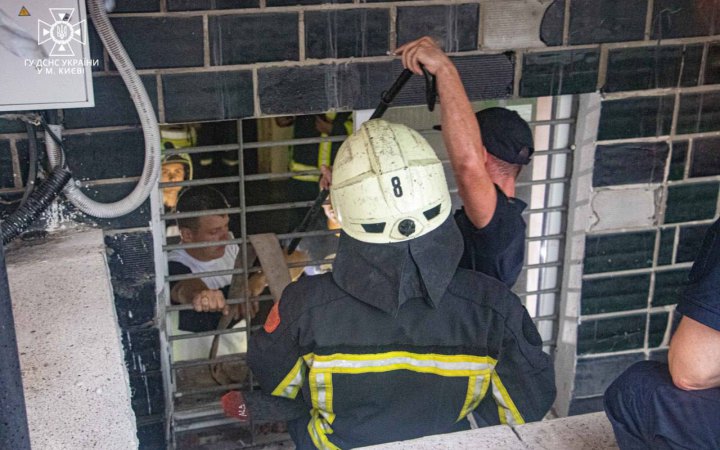 Столичні рятувальники врятували людей з підтоплених підвальних приміщень