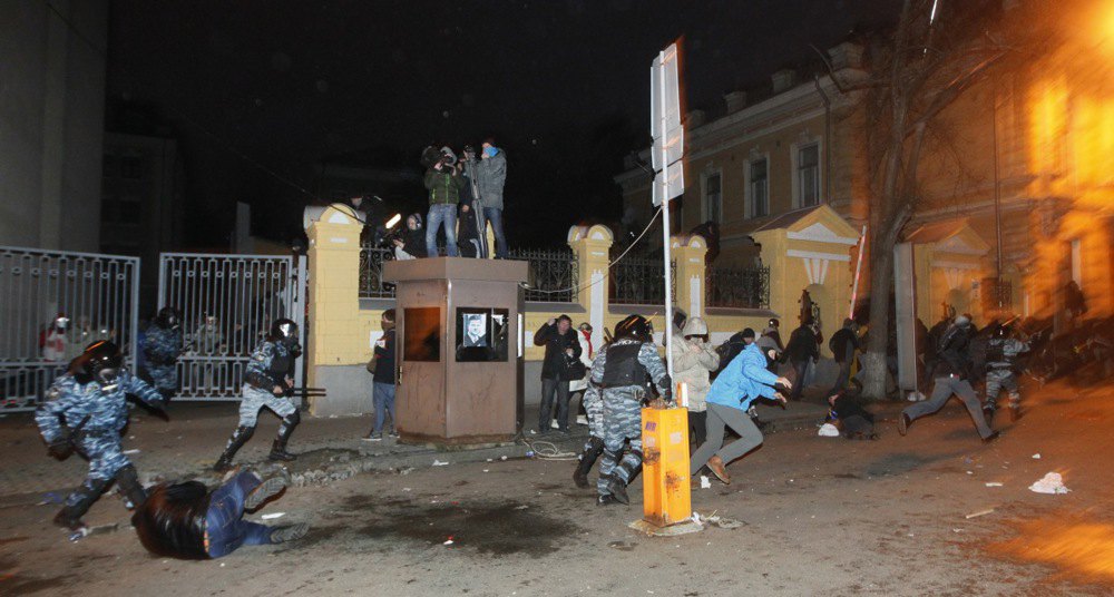 Побиття беркутівцями мирних протестувальників на Банковій 