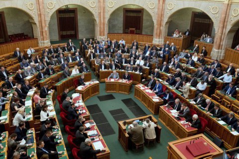 В Венгрии приняли закон, запрещающий "пропаганду гомосексуализма" в школах