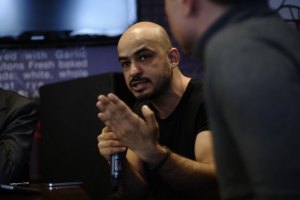 Найєм підозрює, що його прослуховували
