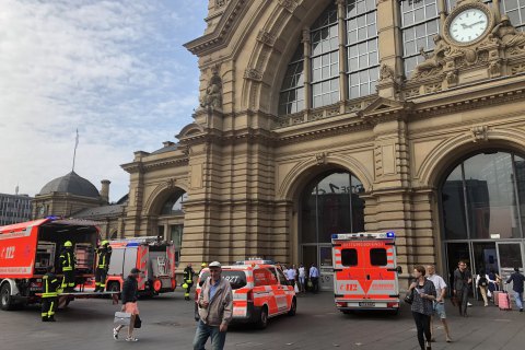 В Германии мужчина столкнул мать с ребенком под поезд