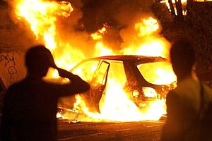 В Киеве посреди дороги сгорел автомобиль