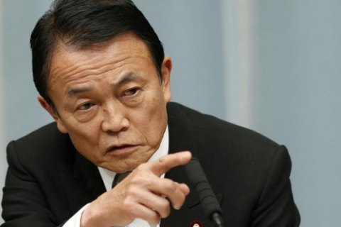 Міністр фінансів Японії відмовився від річної зарплати через корупційний скандал