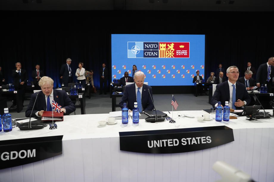 Генеральний секретар НАТО Єнс Столтенберг (справа), президент США Джо Байден (справа) і прем’єр-міністр Великобританії Борис Джонсон (ліворуч) беруть участь під час саміту НАТО в в Мадриді, 29 червня 2022 р.