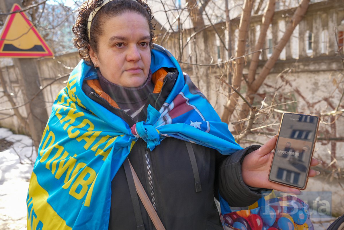 Вікторія показує фото чоловіка