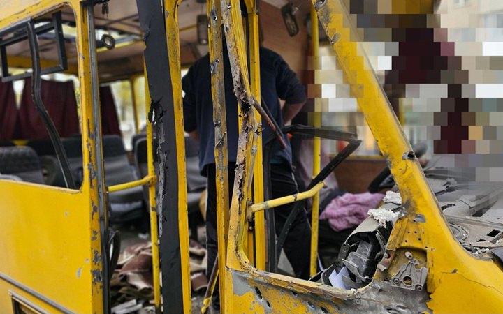 Росіяни знову атакували маршрутку в Херсоні, постраждав перехожий